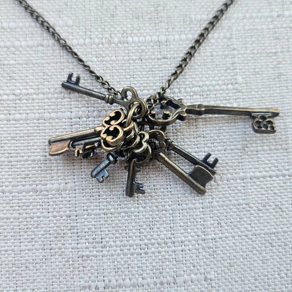 Nordstrom Rack Necklaces Antique Style Bronze Tone Multi Keys Pendant Jewelry - Picture 3 of 12